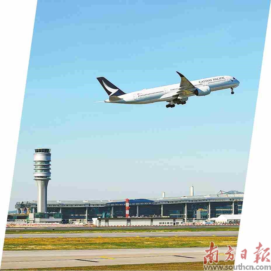 2024年11月28日,香港国际机场三跑道系统启用,一架飞机从中跑道起飞。新华社发