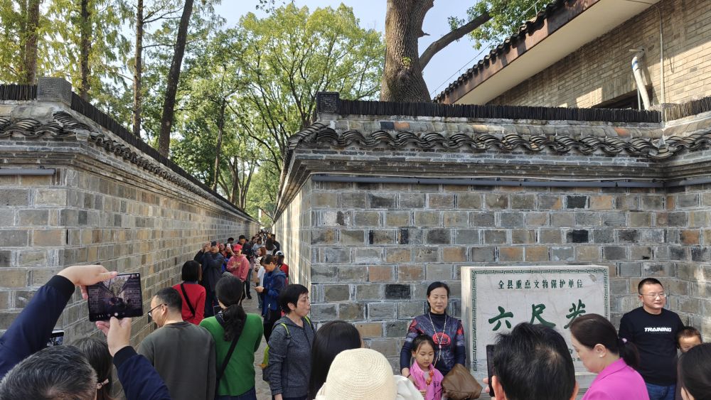 人们在安徽省桐城市六尺巷游览拍照(2024年11月2日摄)。新华社记者 陈诺 摄