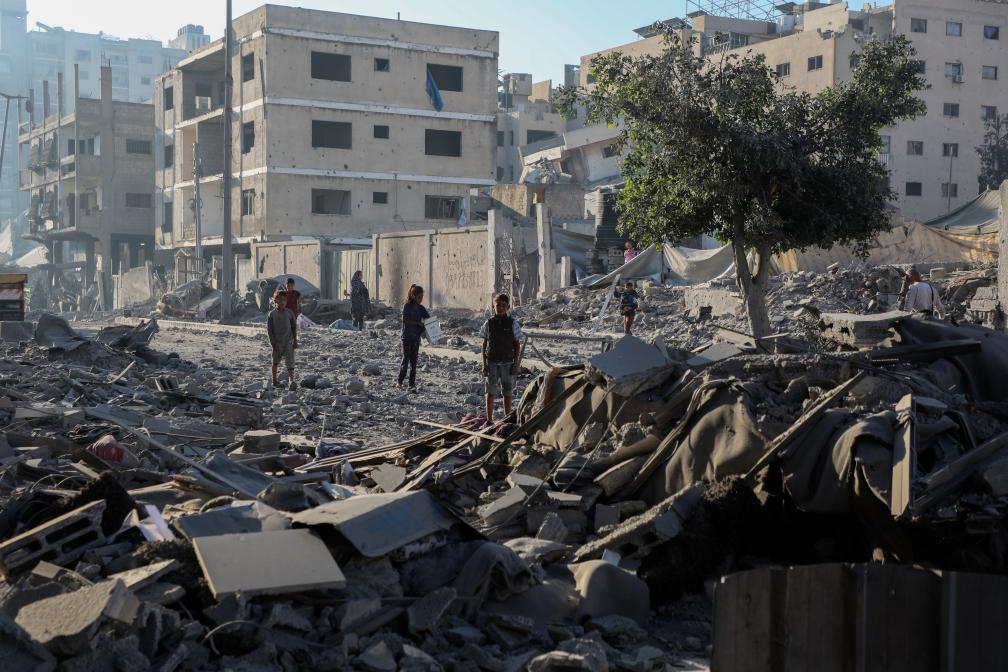 这是10月29日在加沙城一处遭以色列军队空袭后的废墟旁拍摄的巴勒斯坦儿童。新华社发(里泽克·阿卜杜勒贾瓦德摄)