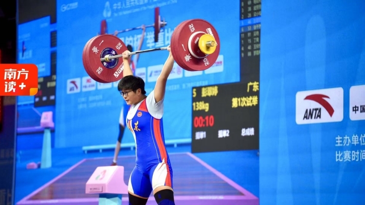 广东举重夺金，被看见的彭翠婷和她背后的“举重之乡”