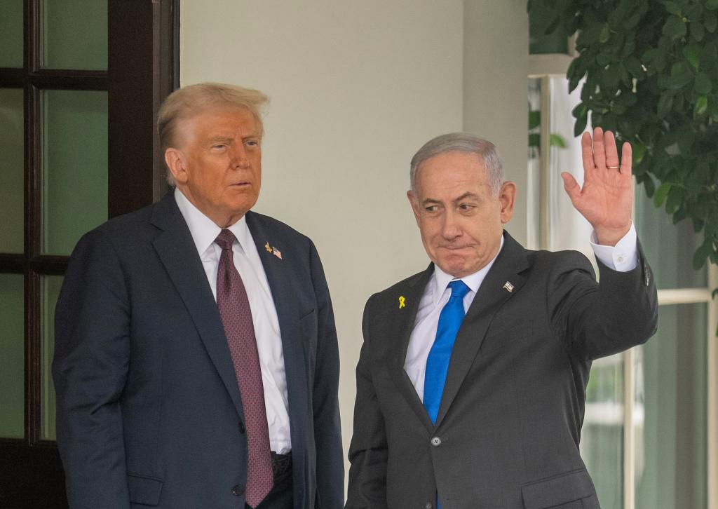 9月29日,在美国首都华盛顿白宫,美国总统特朗普(左)迎接到访的以色列总理内塔尼亚胡。新华社记者胡友松摄