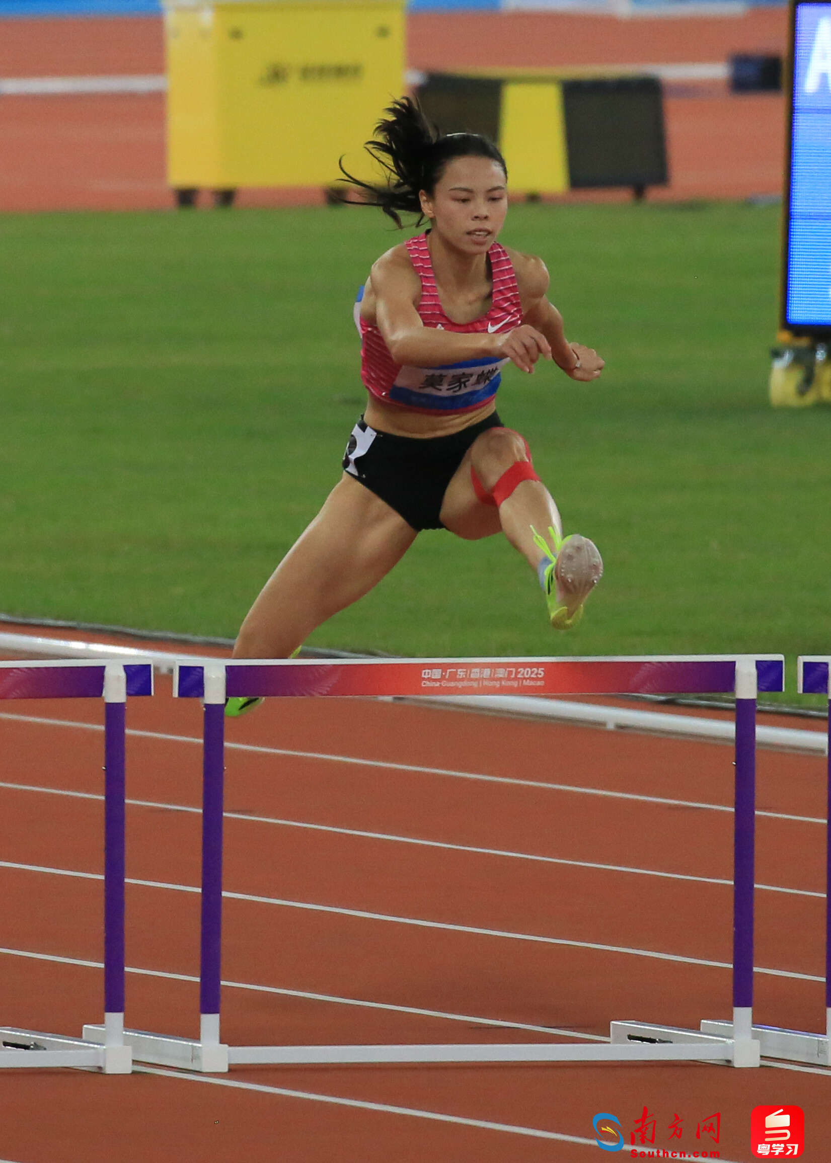 11月17日，广东队莫家蝶在十五运会女子400米栏比赛中。南方网、粤学习记者刘竞宇 摄