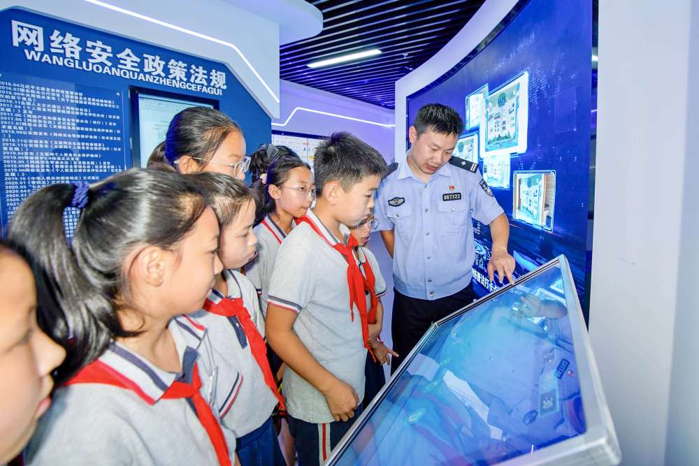 2025年9月15日,浙江省舟山市岱山县公安局民警与辖区高亭中学学生进行网络安全知识竞答互动。新华社发(邹训永摄)