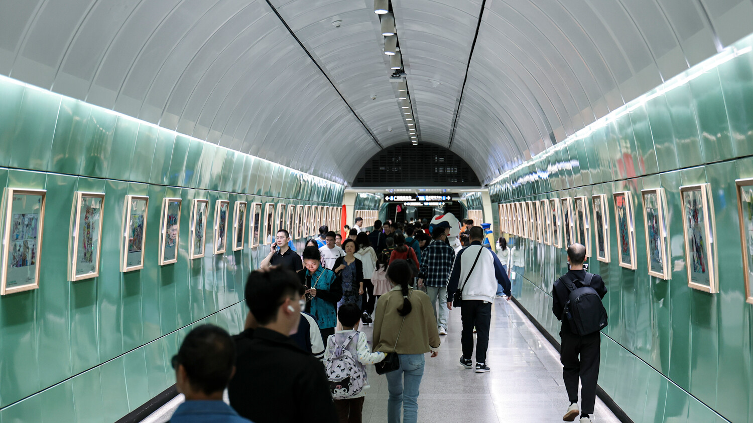 广州“清风侠·护苗”漫画优秀作品亮相地铁，青少年用非遗讲述护苗故事