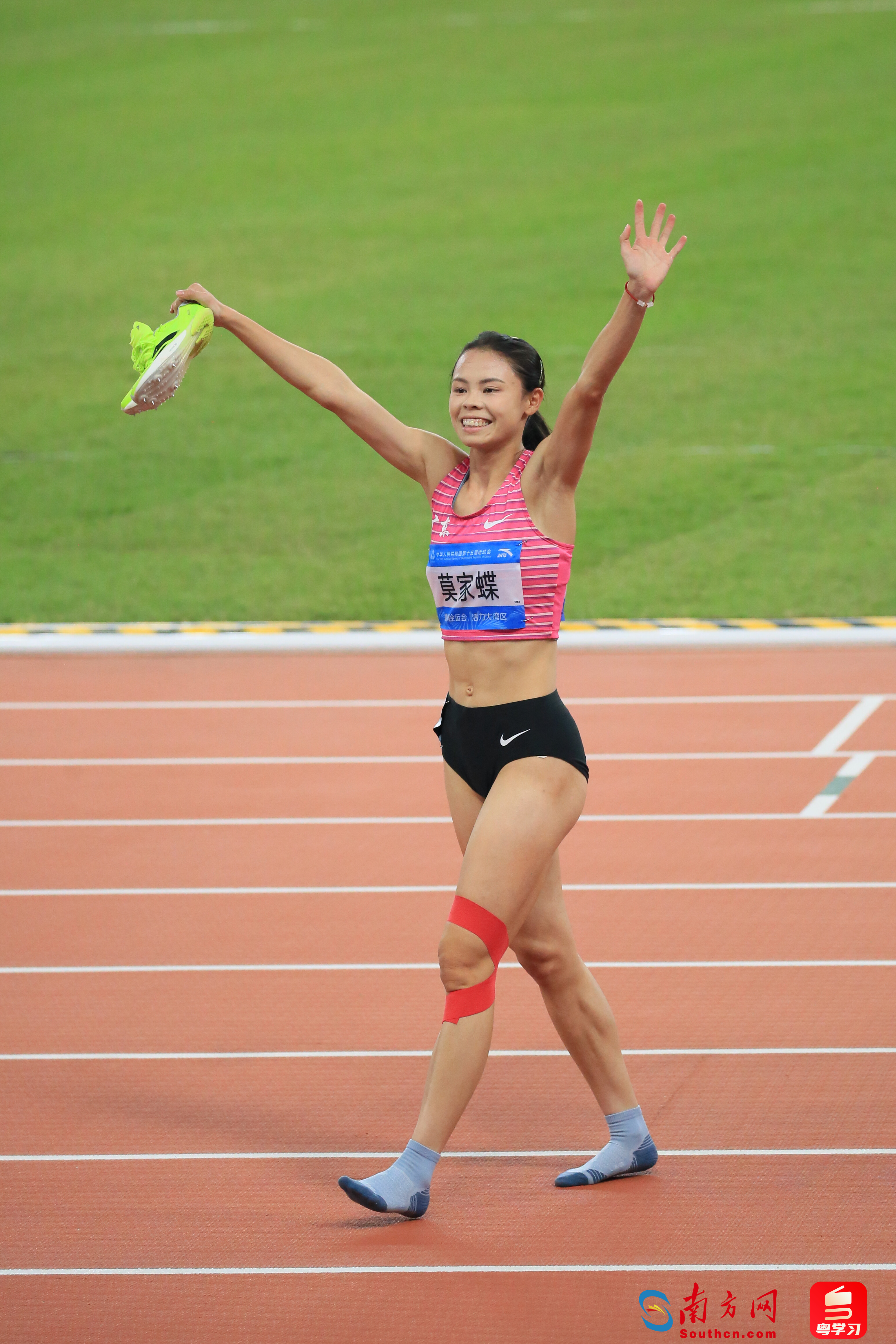 11月17日，广东队莫家蝶获得十五运会女子400米栏冠军。南方网、粤学习记者刘竞宇 摄