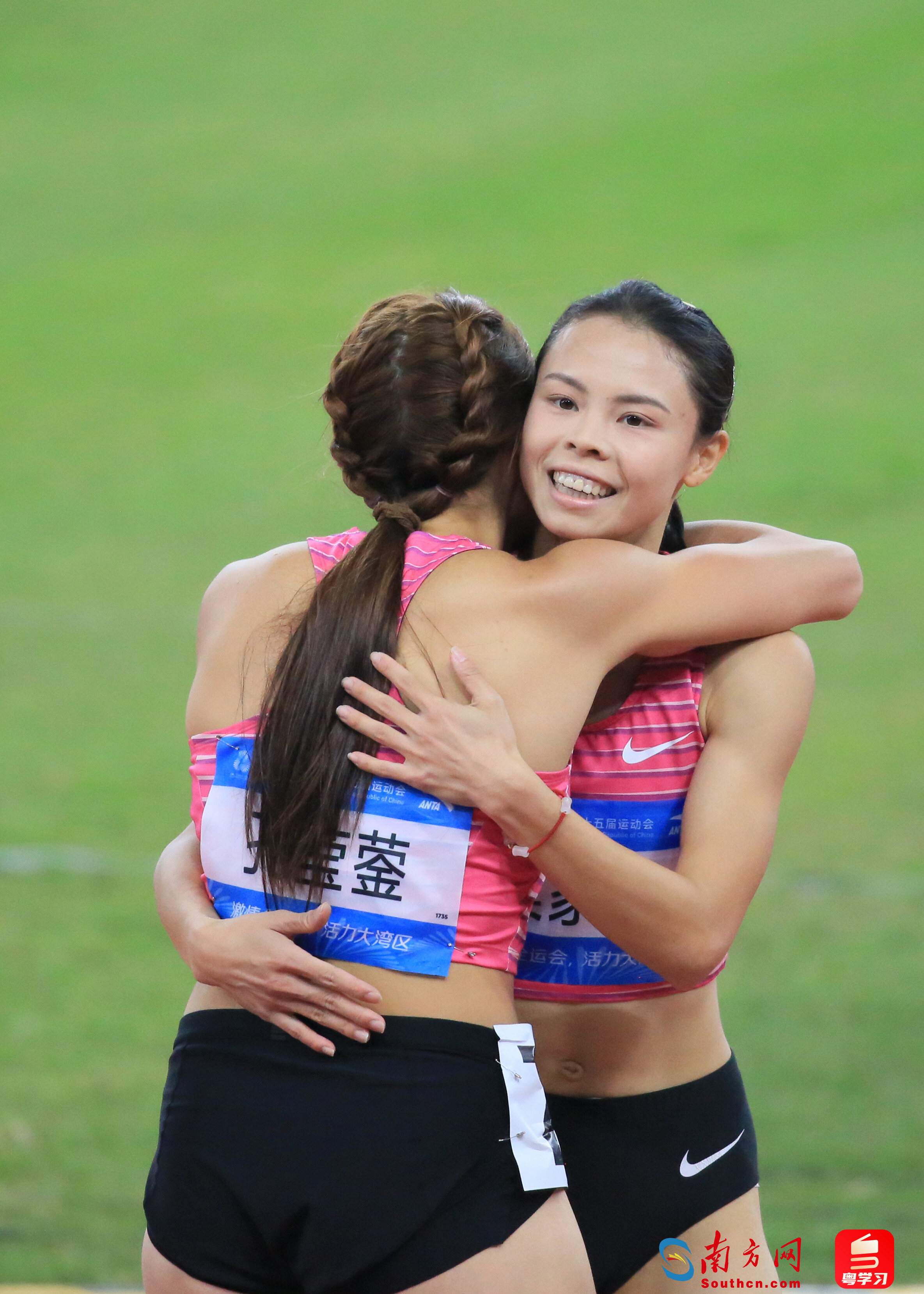 11月17日，广东队莫家蝶、孔莹蓥分别获得十五运会女子400米栏比赛冠军和亚军，赛后两位选手拥抱庆祝。南方网、粤学习记者刘竞宇 摄