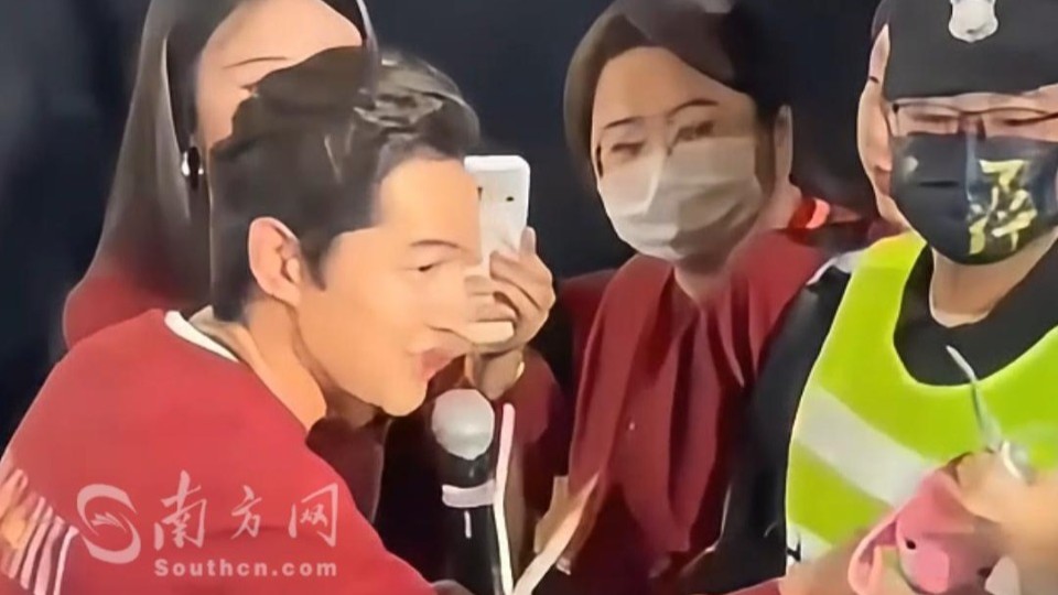 广东粉丝现场送十五运会吉祥物，胡歌：我想收！我女儿会喜欢！