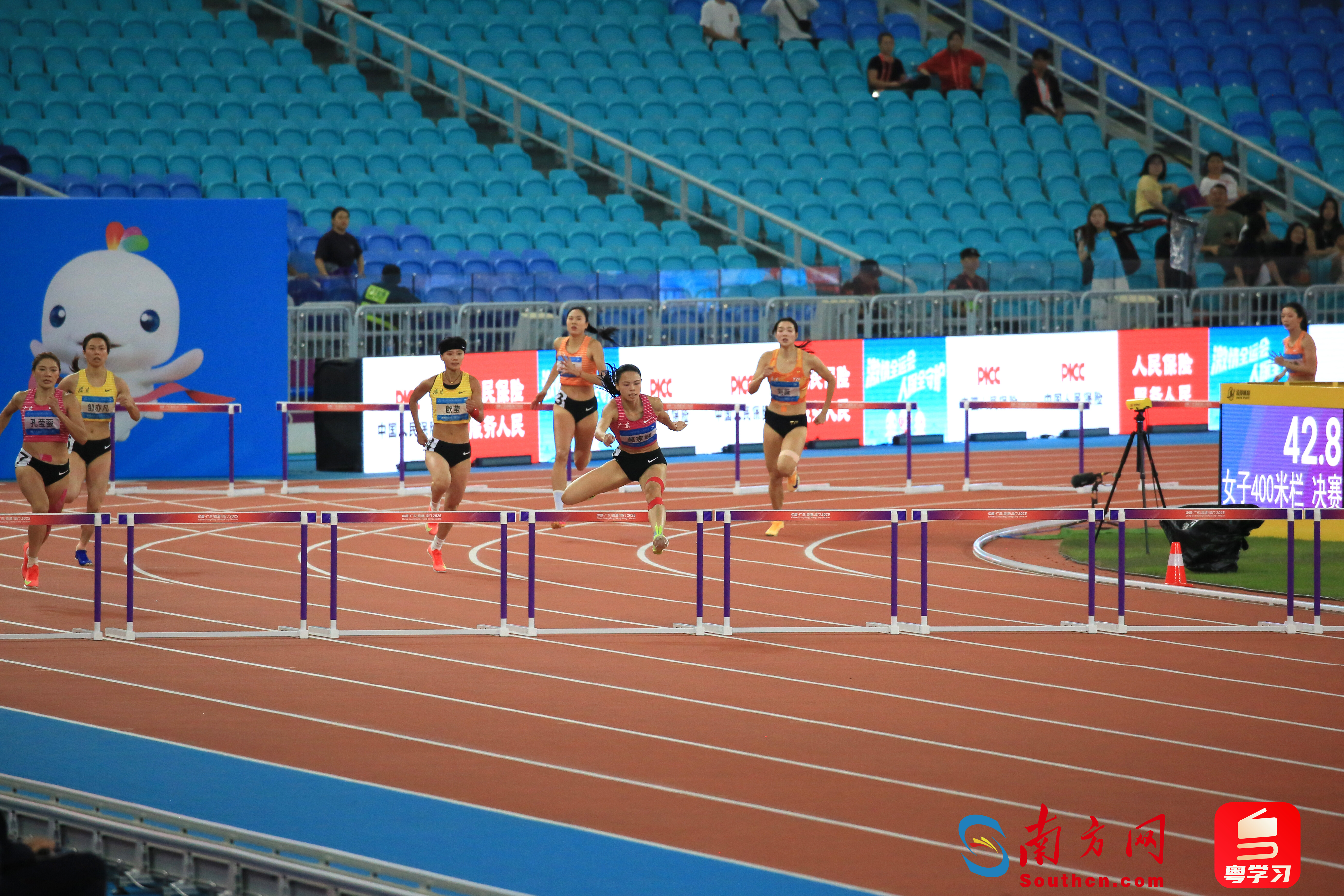 11月17日，十五运会女子400米栏比赛在广东奥体中心举行。南方网、粤学习记者刘竞宇 摄.JPG