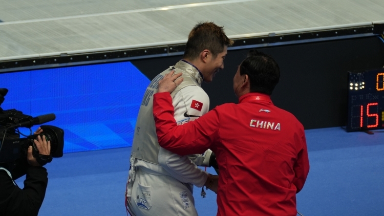 赛场不止胜负！张家朗与内地恩师赛后重逢，师徒温情见证湾区体育同心