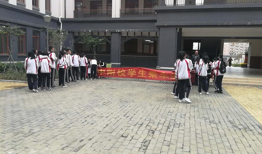 海丰粤运公交到校园为学生办理乘车卡