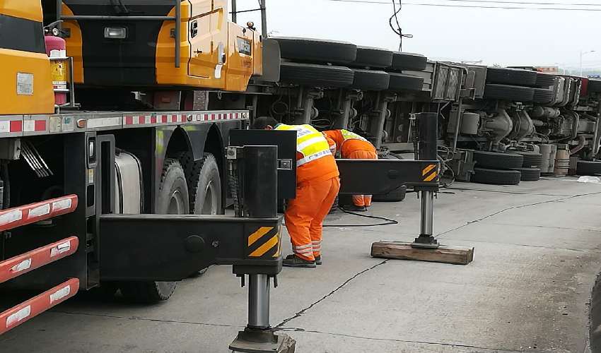 货车堵匝道 粤运拯救抢通高速公路咽喉