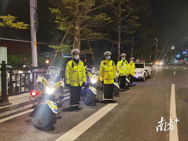 广州塔周边设点夜查摩托车。