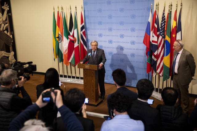 当地时间23日晚，在纽约联合国总部，联合国秘书长古特雷斯在安理会审议乌克兰问题紧急会议结束后讲话,强调“这场冲突必须立即停止”。 图源：新华社