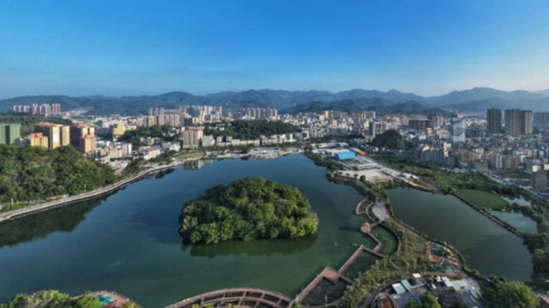 云浮市委召开常委会会议 认真学习贯彻习近平总书记在中央政治局专题民主生活会上的重要讲话精神 卢荣春主持会议