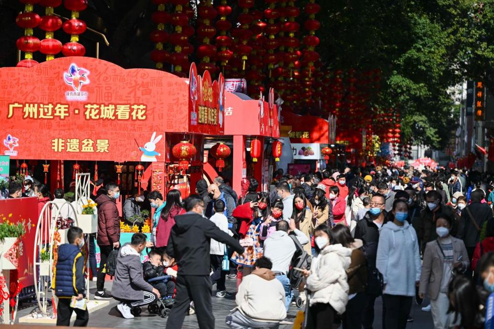 人们在广州花市游玩、选购(2023年1月19日摄)。新华社记者邓华摄