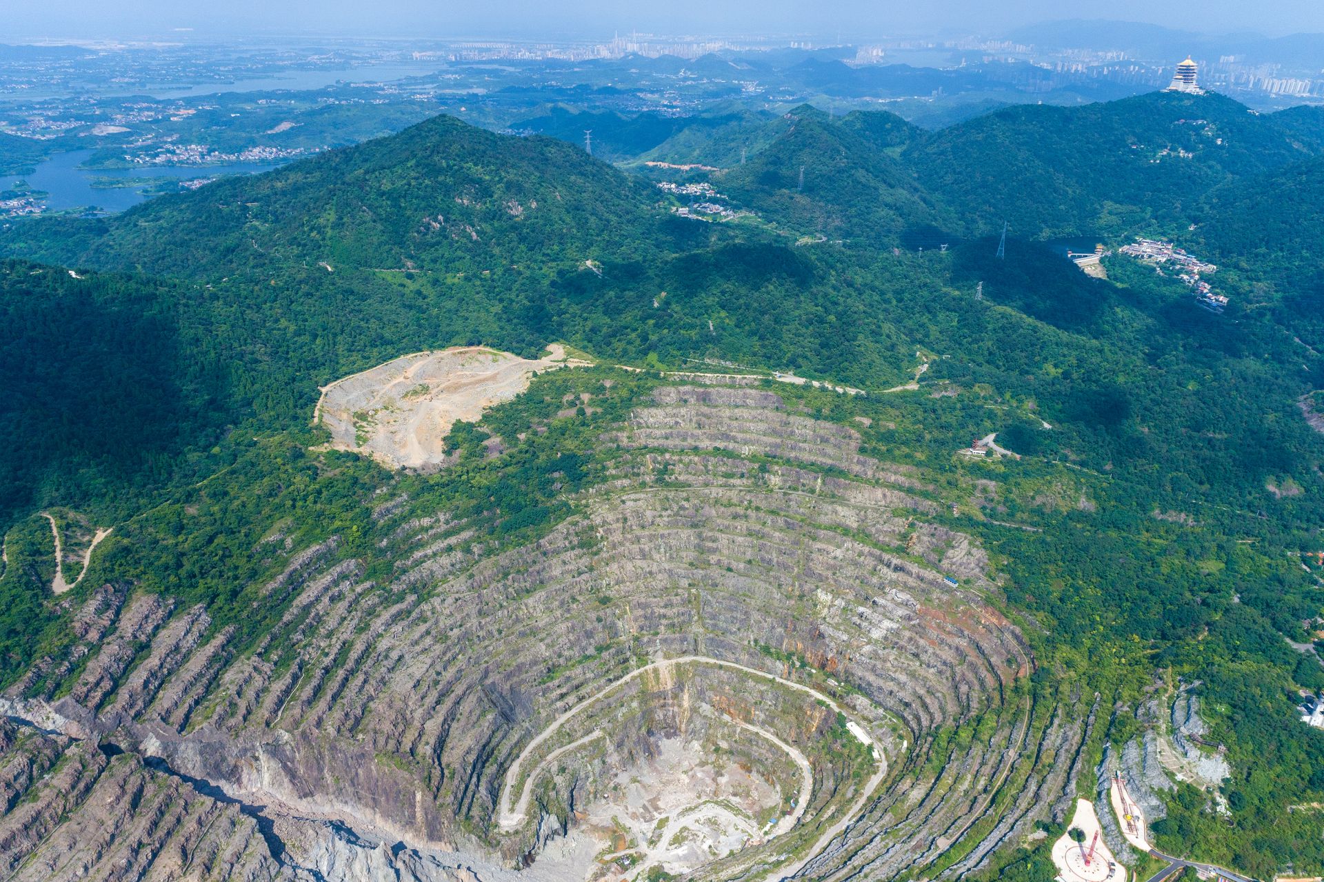 黄石国家矿山公园“石海”变“绿洲”