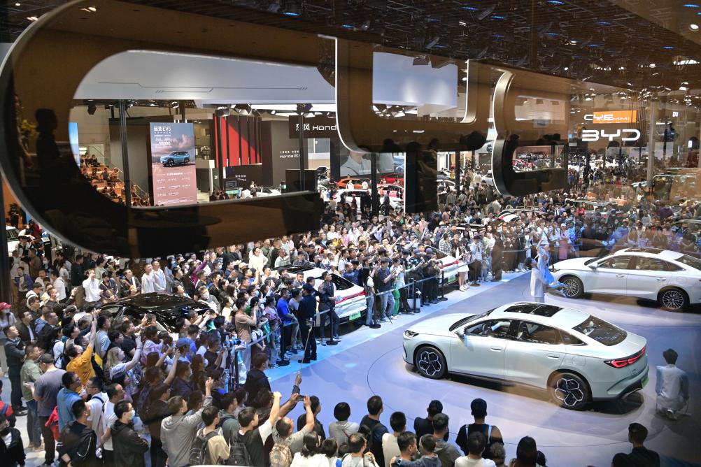 2024年5月4日，2024（第十八届）北京国际汽车展览会闭幕，参观者在2024北京车展比亚迪品牌展台参观。新华社记者尹栋逊摄