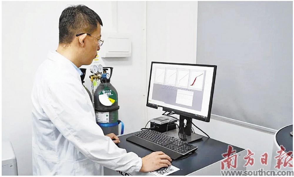 “液氮温区镍氧化物超导体首次发现”入选2023年中国十大科技进展新闻。图为王猛教授对材料进行综合物性测量。受访者供图