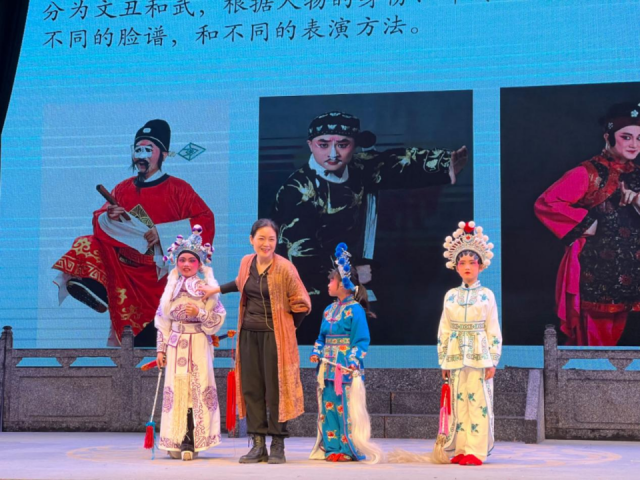 三名少儿粤剧传承基地的小学员带来精彩演出。