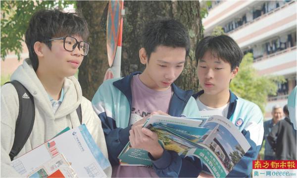 学生参加招生咨询会现场。广东高职高考 广州市轻工职业学校供图