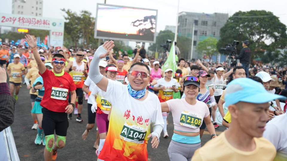 Photos｜Inaugural Xuwen Marathon draws 5000 runners to China's southern tip