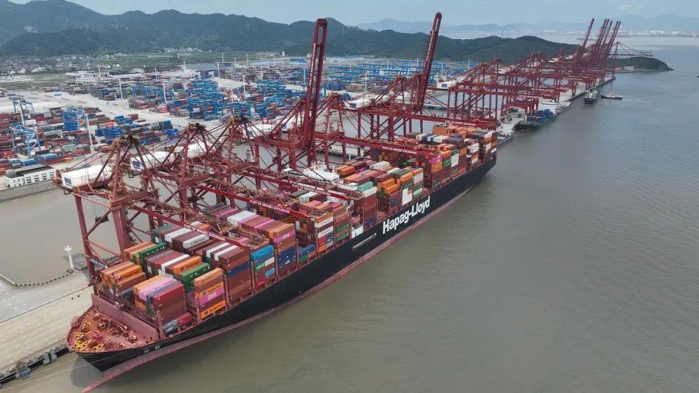宁波舟山港。今年上半年，我国电动汽车、锂电池、太阳能电池这外贸“新三样”走俏海外，出口表现十分亮眼。