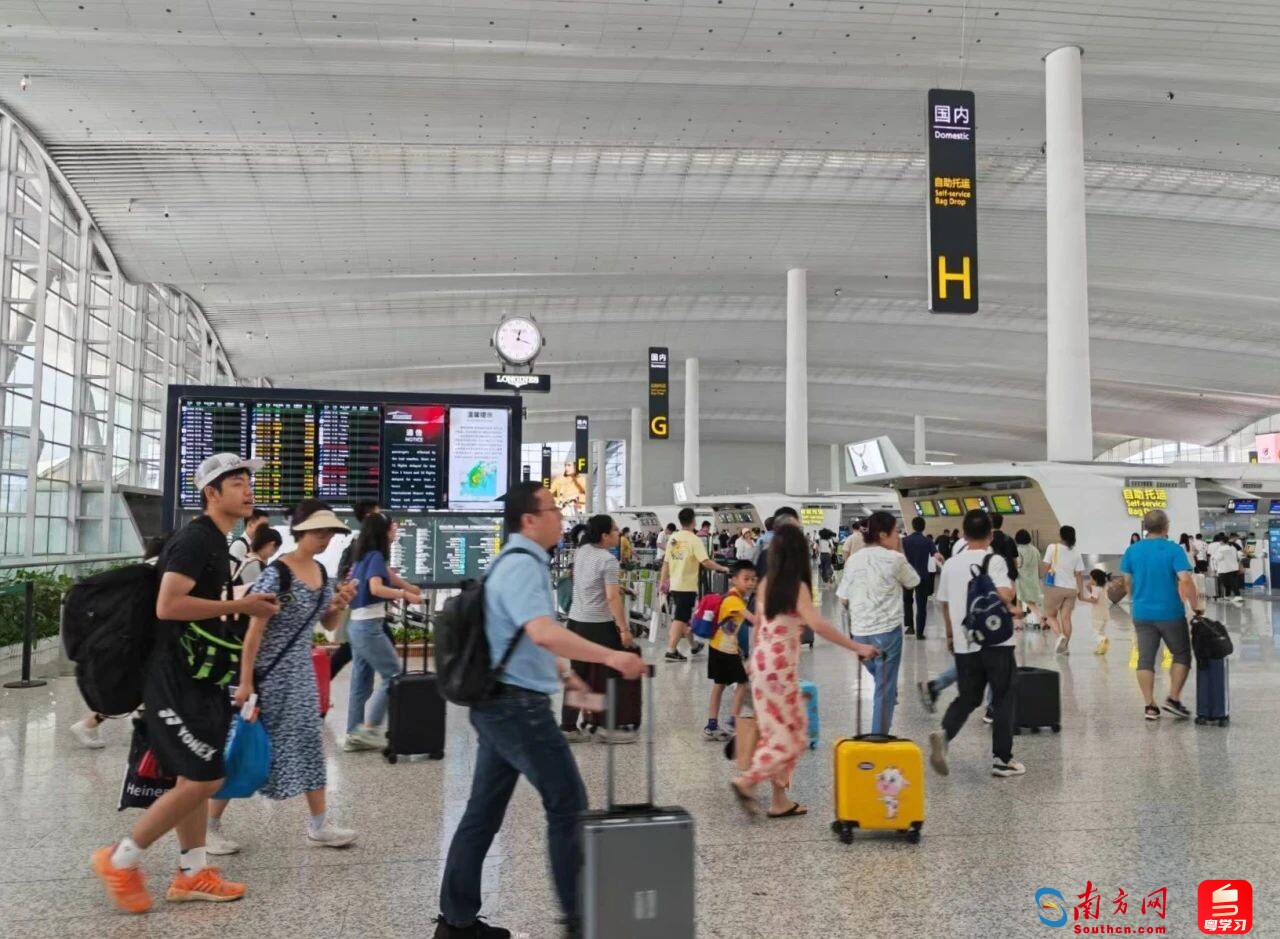 广州白云机场作为国内三大航空枢纽之一，连续三年旅客吞吐量全国第一。通讯员供图