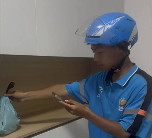 王佳皓送外卖工作照。（受访者供图）