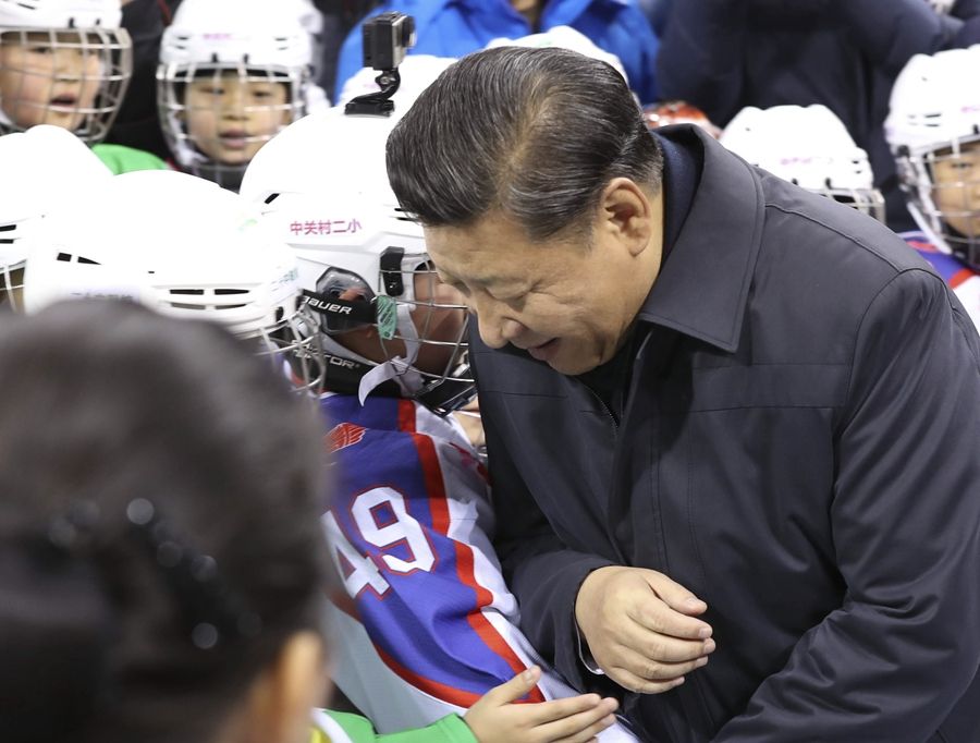 2017年2月24日，习近平总书记在北京五棵松体育中心考察时，同青少年冰球爱好者“撞肩”，表示相互问候。