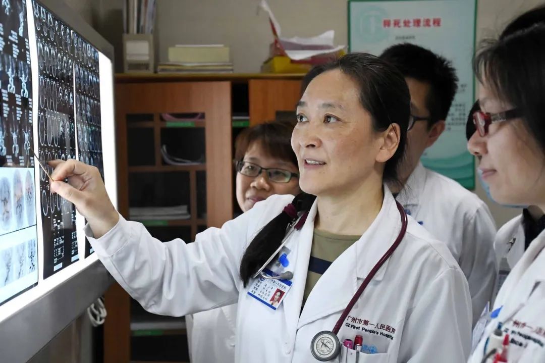 [代表在前线]，当穿着白色外套并穿着代表证书时