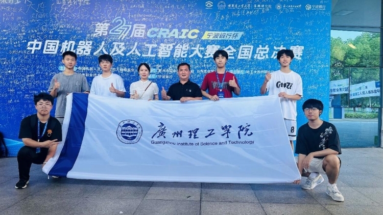 这所高校的学生自主研发高性能格斗机器人，获全国一等奖