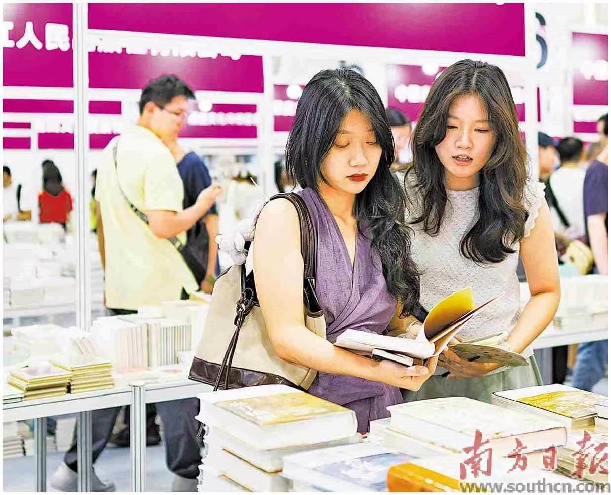 书迷们争相选购喜欢的书籍。 本栏摄影：姚志豪 梁钜聪 仇敏业