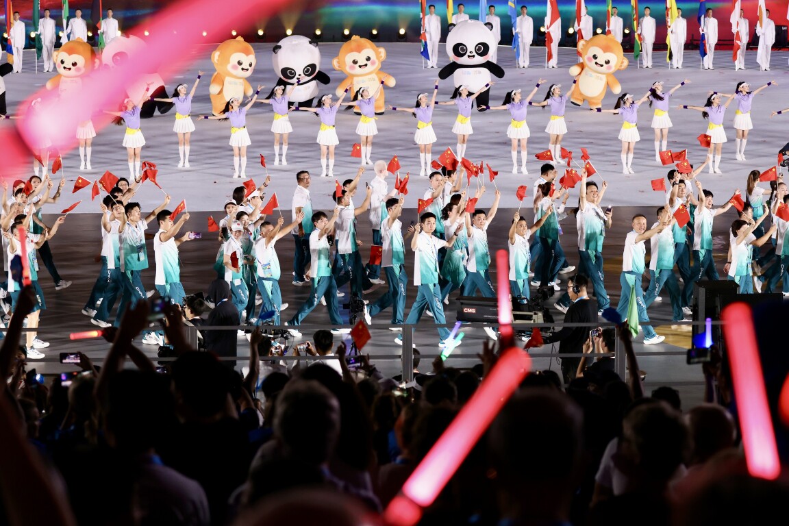 2025年8月7日，成都世运会开幕式上，中国代表团在欢呼声中入场。