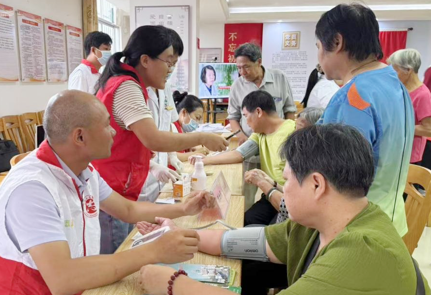 关注健康教育丨罗定市人民医院开展医师节义诊活动