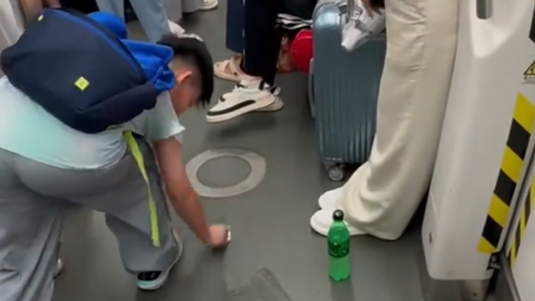 暖心又懂事！男孩不慎洒饮料在地铁，主动拿纸巾擦干