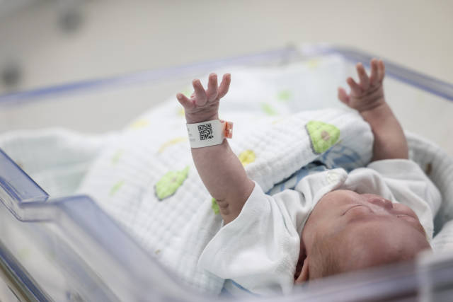出生时不到一瓶水重，全国最小胎龄早产儿成功救治