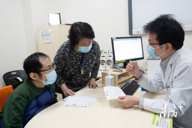 重获力量：香港35岁罕见病患者的跨境寻医之旅
