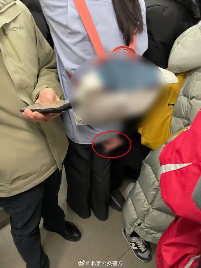 “咸猪手”地铁内猥亵乘客！北京公交警方：已行拘