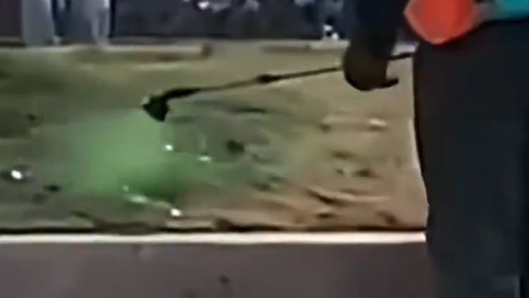 广州草坪“人造变绿”？实为维护草坪喷洒常用的营养药剂