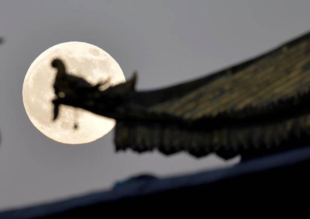 △11月5日晚 拍摄于西藏日喀则的“超级月亮”