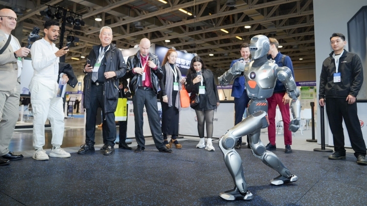 多项前沿技术首发！2025AIE博览会今日在珠澳启幕｜南方+视频