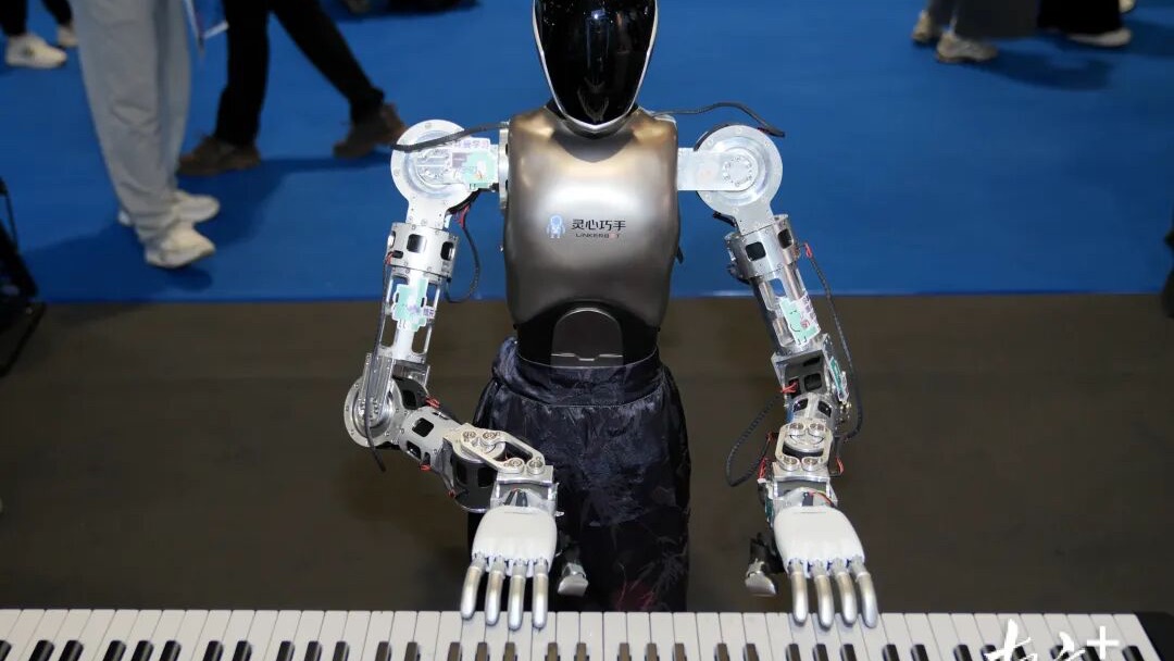 全景无人机、仿生机器人、智驾新车……AIE上演“黑科技”盛宴