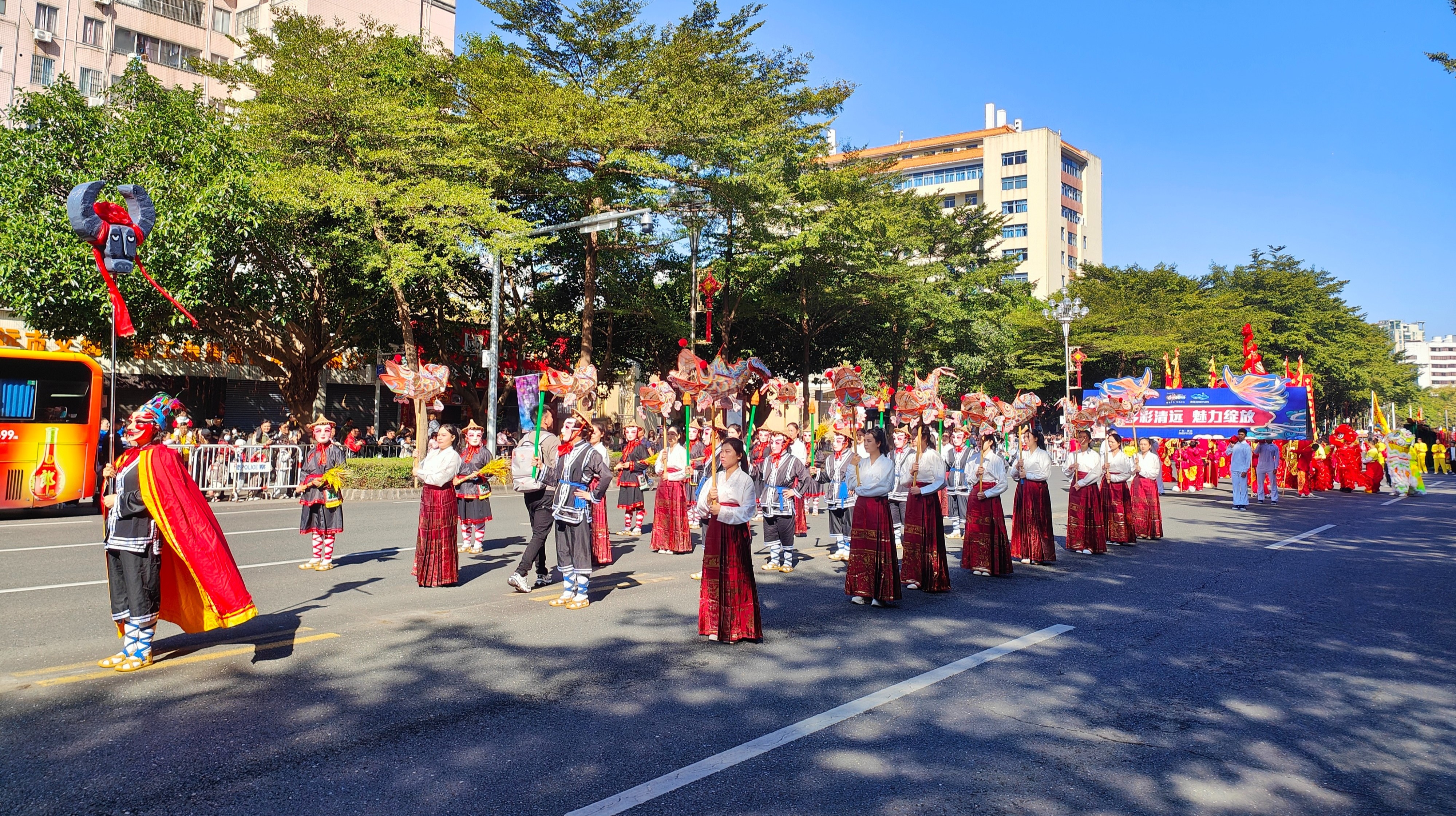 云浮《禾楼和鱼龙舞》亮相2025广东非遗彩街大巡游