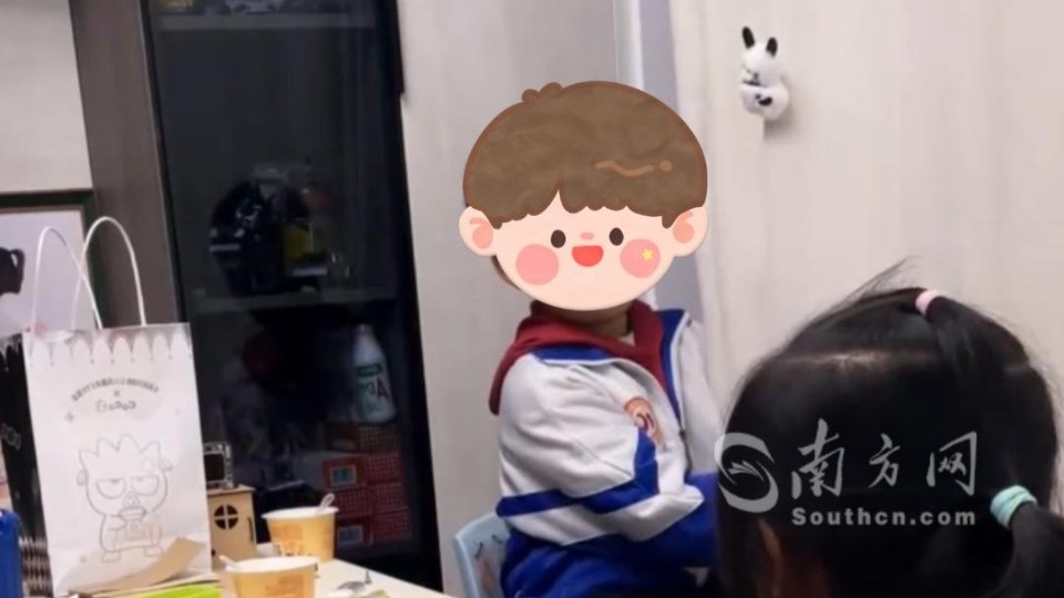 妈妈听到女同学正在开导儿子：“交水平差不多的朋友，跟着我们往上走”