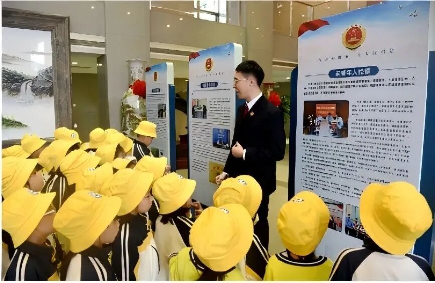 2025年12月4日,广东省汕头市检察院开展“宪法护成长,童眼看法治”主题检察开放日活动。图源:广东检察