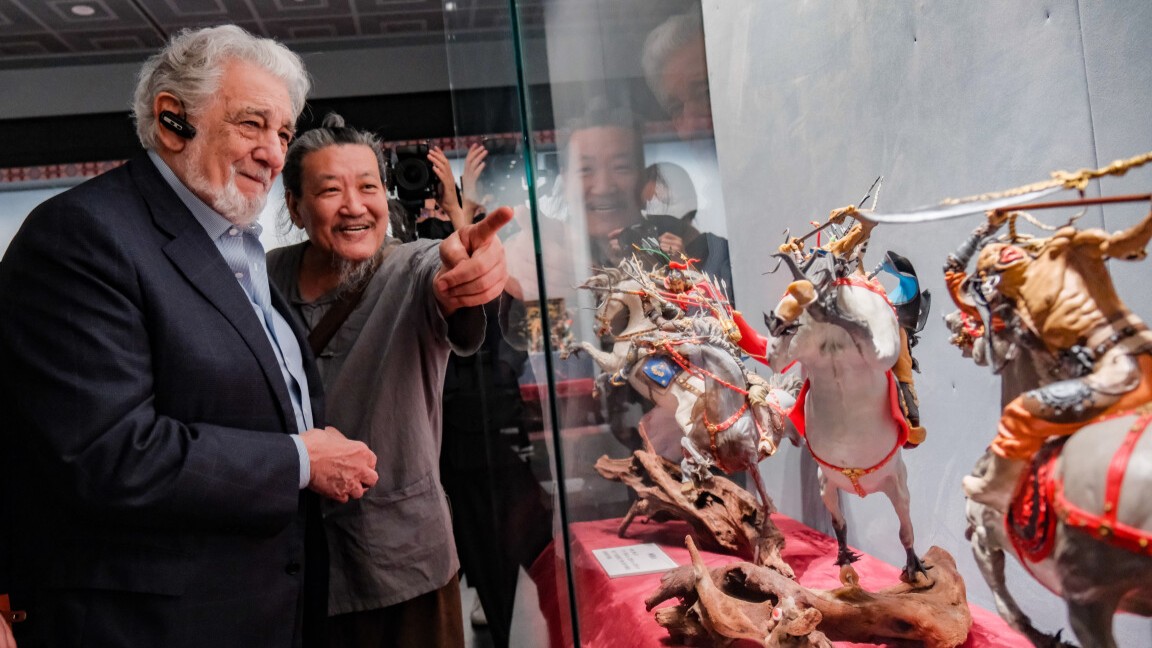 World-renowned tenor Plácido Domingo explores intangible cultural heritage in Guangzhou