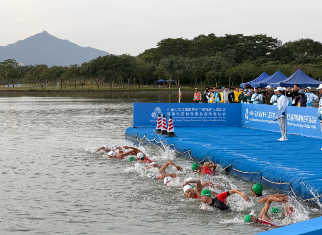 运动员出发。肇庆市融媒体中心记者 甘婉怡 摄