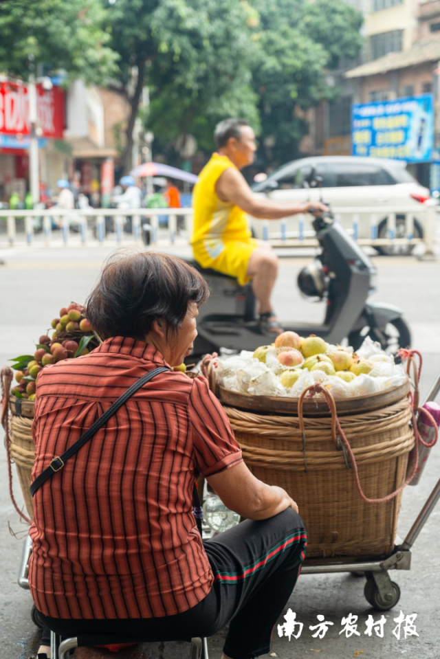 黄桂平在平时摆摊的地方等待顾客。