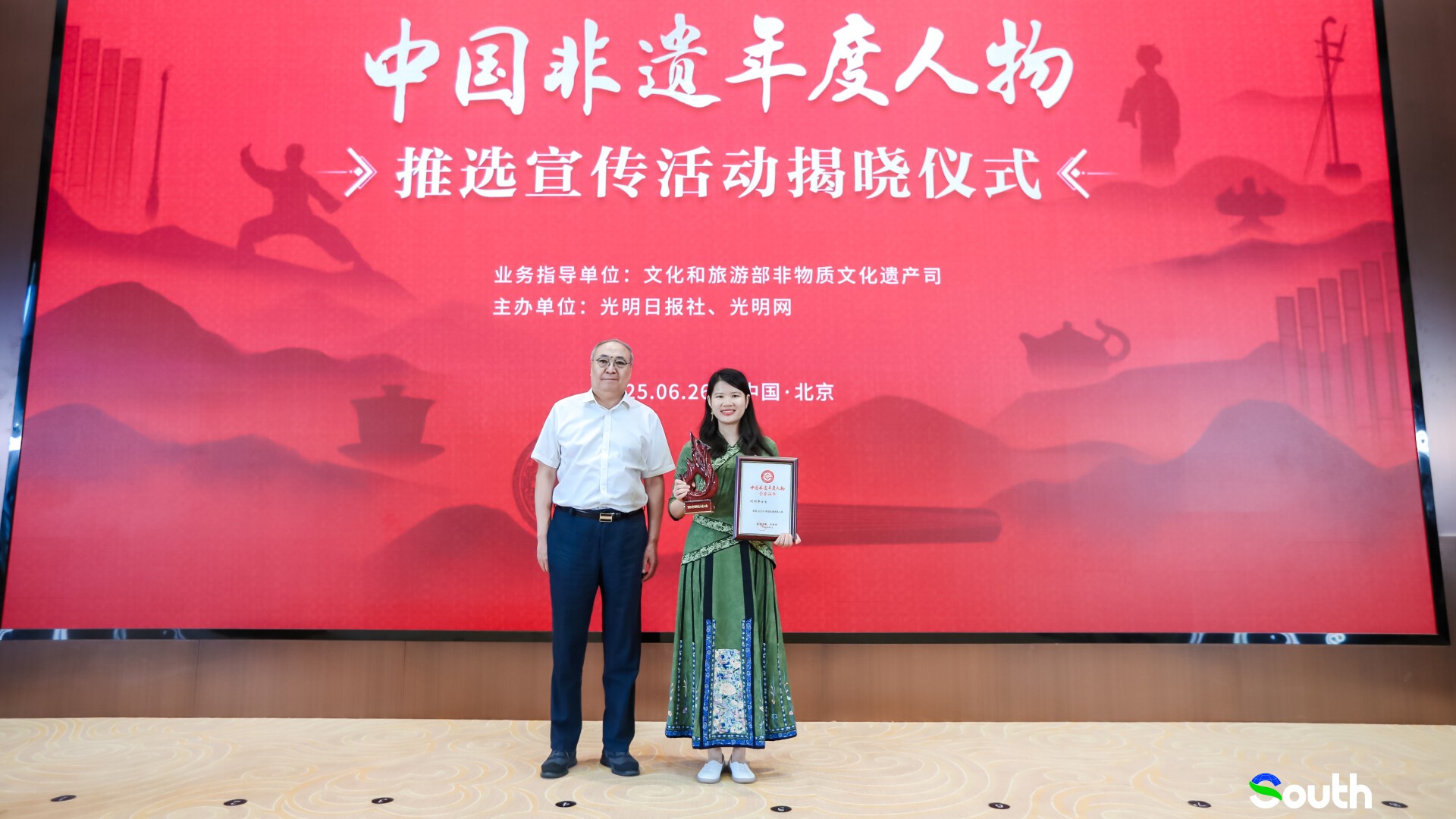 Foshan "New Year-Painting Heroine" honored as 2024 ICH Person of the Year