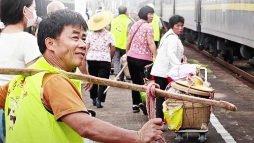 两广慢火车最后的“担担军”